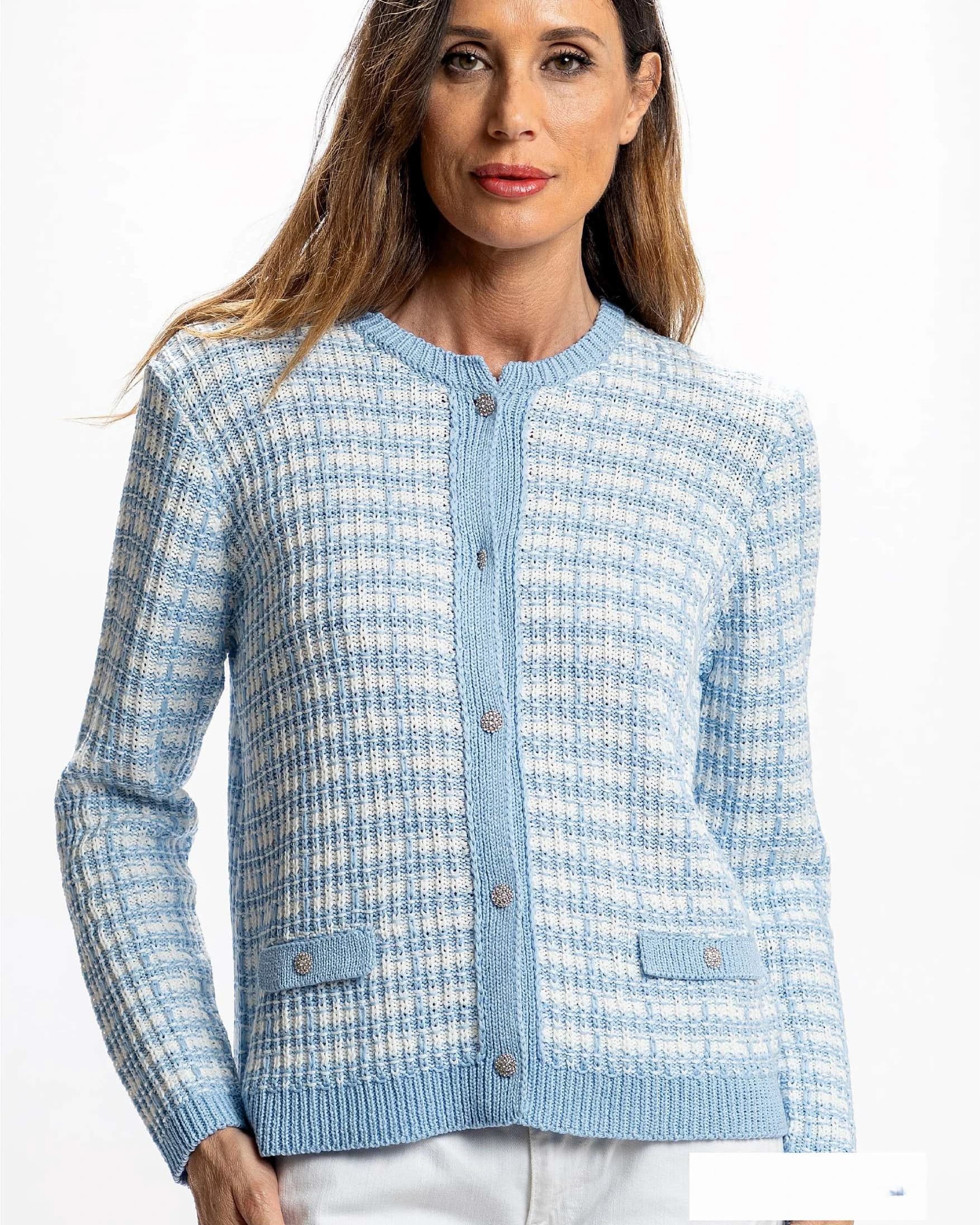 Chaqueta Estilo "Channel" Celeste con Detalle de Cinta: La Elegancia Atemporal que Abraza tu Libertad